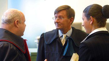 Od lewej: prokurator Andrzej Komosa, pełnomocnik wdowy po Jacku Dębskim Andrzej Woroniewicz i mecenas Monika Zienta