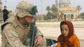Żołnierz z iracką dziewczynką (fot. AFP)