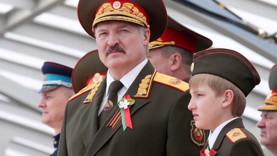 Prezydent Łukaszenka z synem podczas defilady w Mińsku