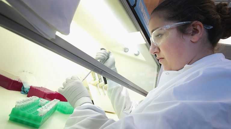 Gabrielle Barry w laboratorium pracującym nad szczepionkami na nowe choroby, University of Wisconsin