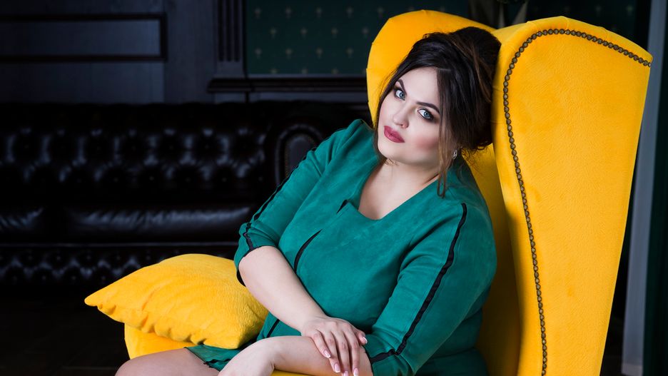 Szukasz sukienki plus size? Postaw na barwny model podkreślający atuty