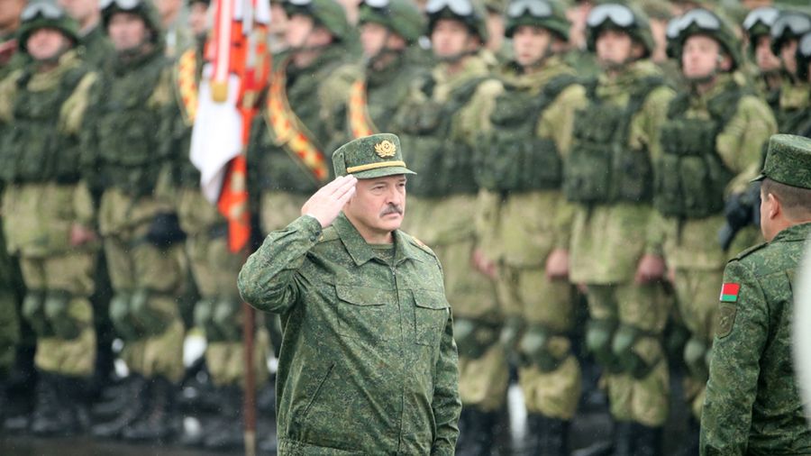 Aleksander Łukaszenka podczas ćwiczeń "Zapad-2017"