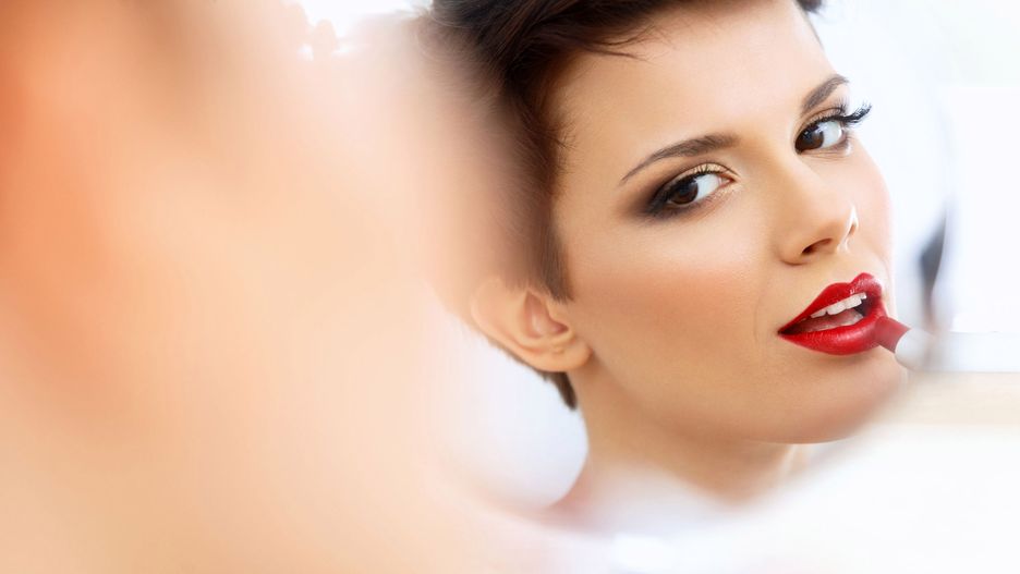 Brunetkom o ciepłej karnacji pasują pomadki w wyrazistych kolorach czerwieni