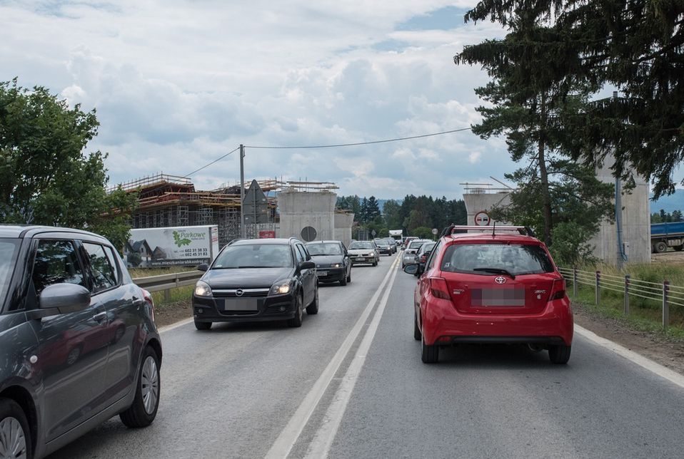 Zakopianka zablokowana. Na drogę wypadły silniki