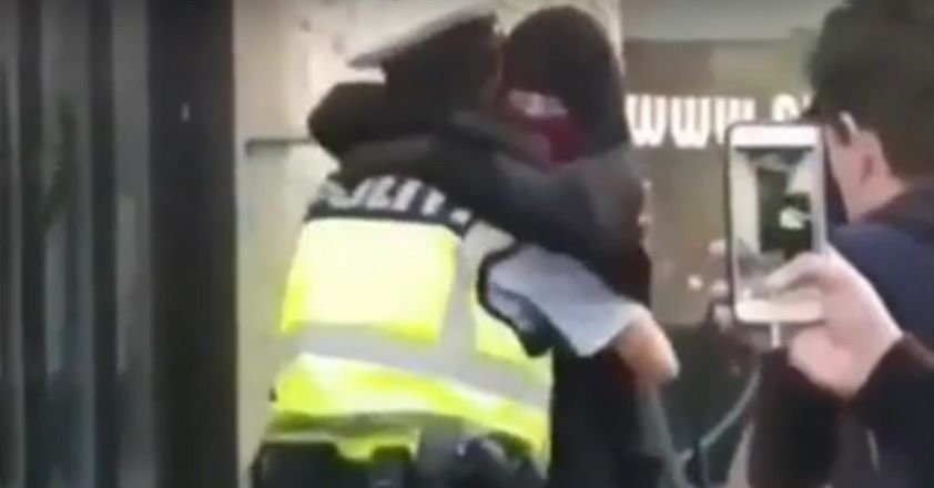 Duńska policjantka oskarżona za przytulenie muzułmanki