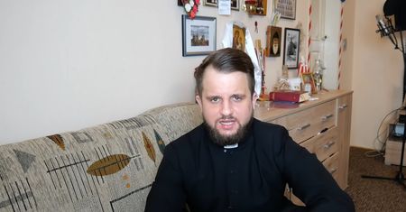 Ksiądz ze Strzelina rapuje o koronawirusie. "Zostań w domu"