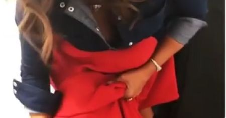 Anna Mucha wbija się w sukienkę. Guzik nie wytrzymał