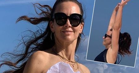 Kinga Rusin wskoczyła w kostium kąpielowy i zaszalała na plaży. Ukochany zrobił jej zdjęcie w kapitalnym momencie