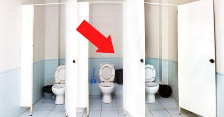 Drzwi w toaletach publicznych mają ukrytą funkcję! Dzięki niej są bardziej higieniczne