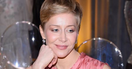 Katarzyna Warnke w białym T-shircie i szpilkach. Podkreśliła atuty