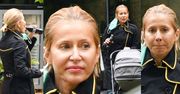 Katarzyna Warnke z maseczką na jednym uchu popija napój na spacerze z dzieckiem (ZDJĘCIA)