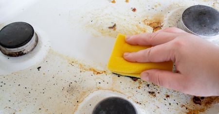 Ten napój jest świetny do czyszczenia kuchenki. Zabrudzenia i tłuszcz znikną w oka mgnieniu