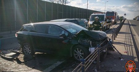 Zderzenie sześciu aut w Łomiankach. Ogromny korek w kierunku stolicy
