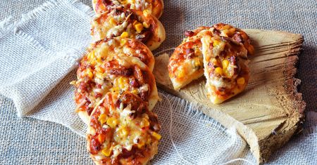 Pizzerinki z kabanosami i kukurydzą. W sam raz na raz
