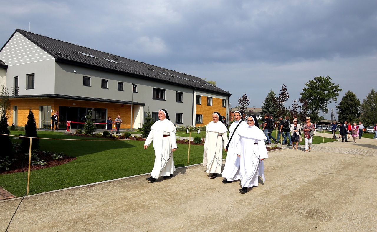 Koronawirus. Dominikanki pojechały opiekować się mieszkańcami Domu Pomocy Społecznej w Bochni