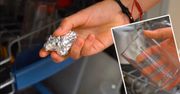 Włożyła do zmywarki kulkę z folii aluminiowej. Efekt był widoczny gołym okiem