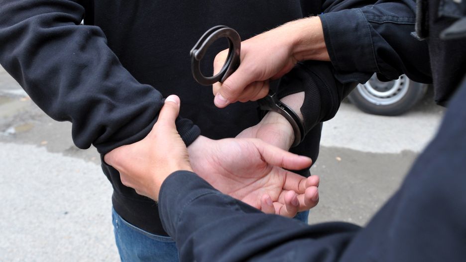 Stołeczni policjanci zatrzymali 4 nastolatków. Planowali zamach na szkołę? (Zdjęcie ilustracyjne)