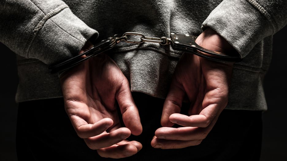 Sprawca został zatrzymany i odpowie teraz przed sądem za szereg wykroczeń.