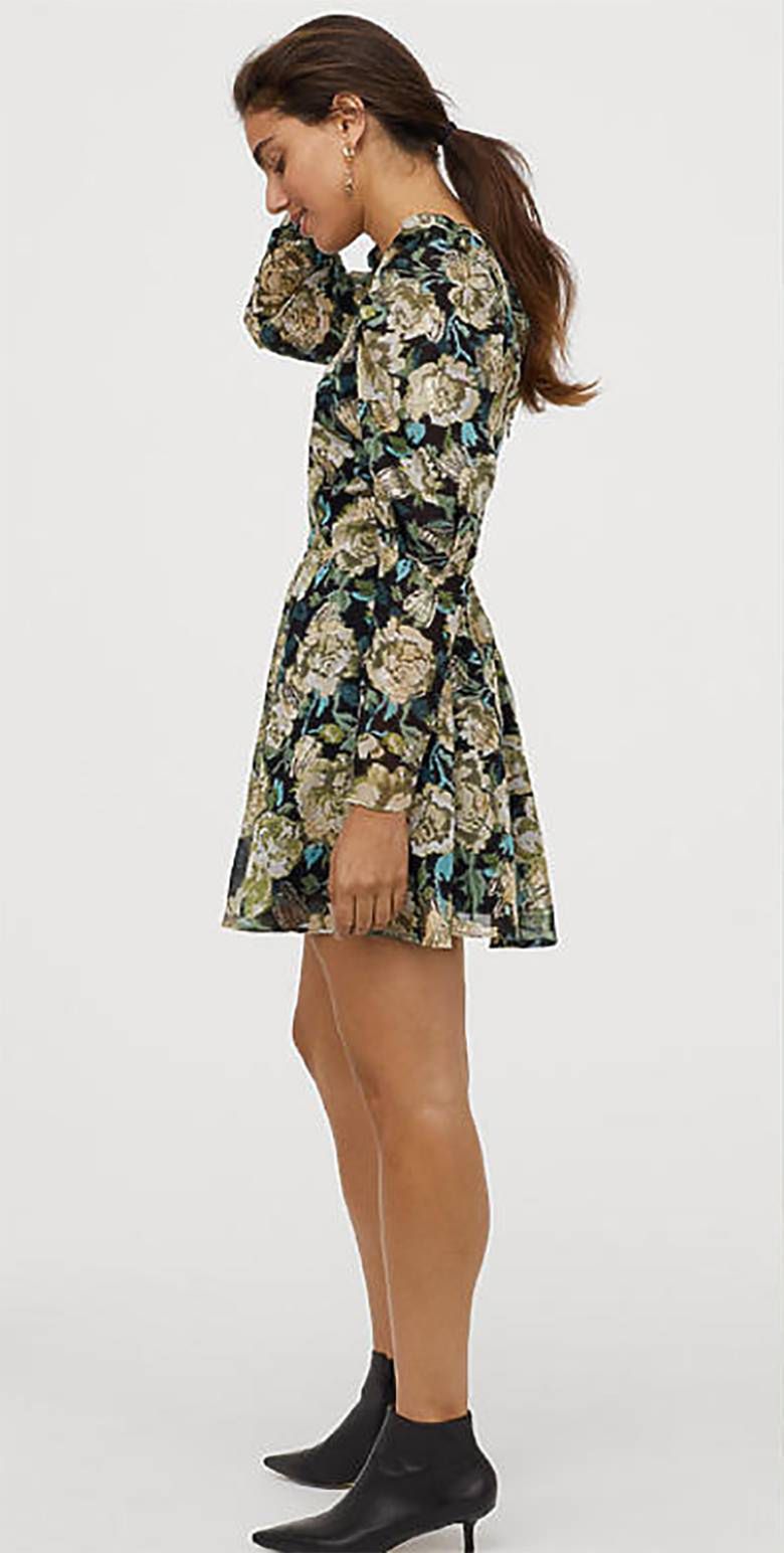 Sukienka H&M w kwiaty trafiła na wyprzedaż. Kosztuje 119,90 zł