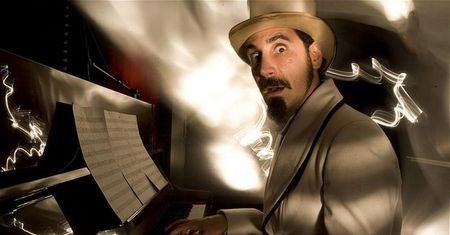 Jak odmieniać oblicze dotykowych strzelanin to z przytupem. Serj Tankian też się nada