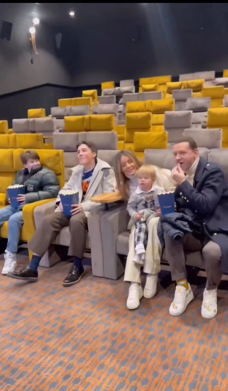 Małgorzata Rozenek z rodziną w kinie