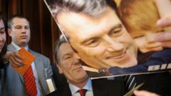 Prezydent Ukrainy rozdaje autografy studentom Uniwersytetu Warszawskiego