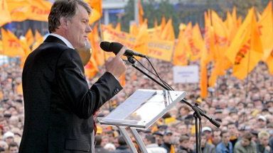 Wiktor Juszczenko przemawia do tłumu