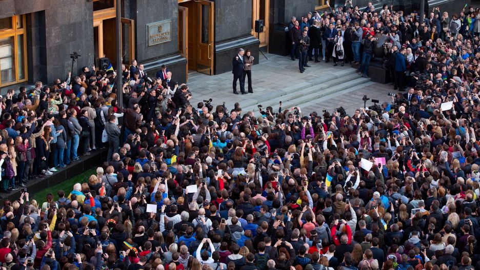 Ukraina. Tłumy przed pałacem Poroszenki