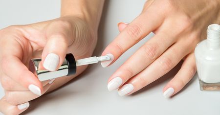 Nowoczesny manicure. Imitacja kropli wody to obecnie wielki hit, który podbija sieć