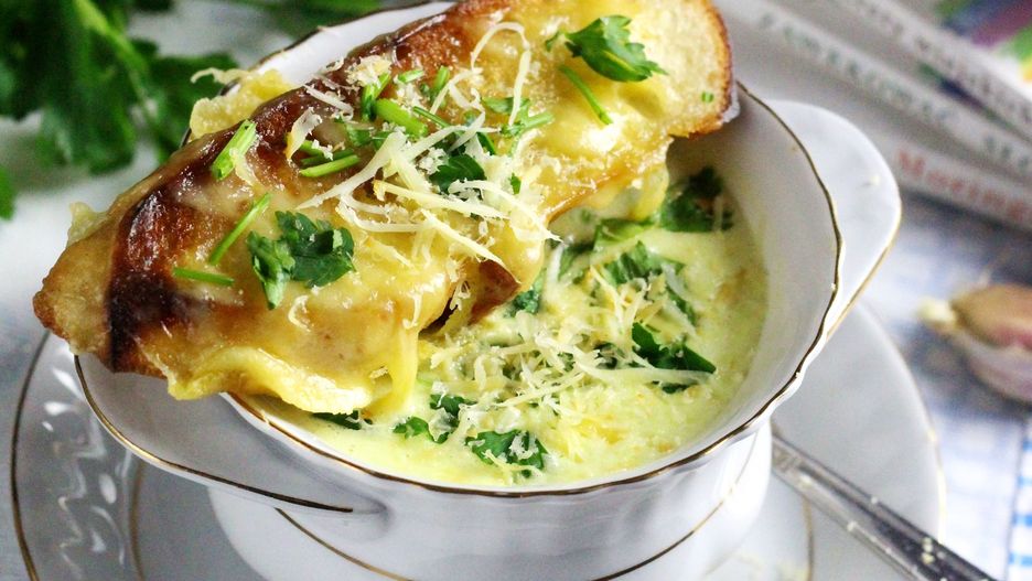 Zupa serowo-czosnkowa z grzanką. Rozgrzewająca, pyszna i prosta