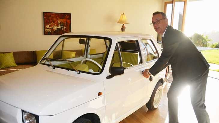 Tom Hanks i jego nowy Maluch. Aktor odtworzył pozę, jaką przyjął na zdjęciu, które rozpoczęło akcję.