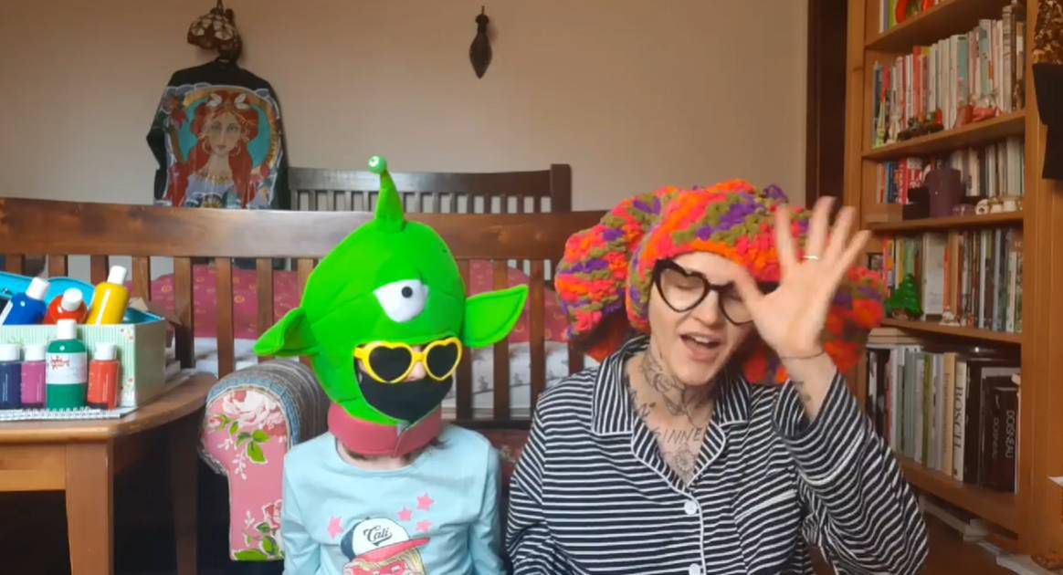 Agnieszka Chylińska z córką czyta powieść na Instagramie