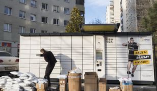InPost wyrzucił z pracy nierzetelnego kuriera. Paczki czekały w krzakach i na murku