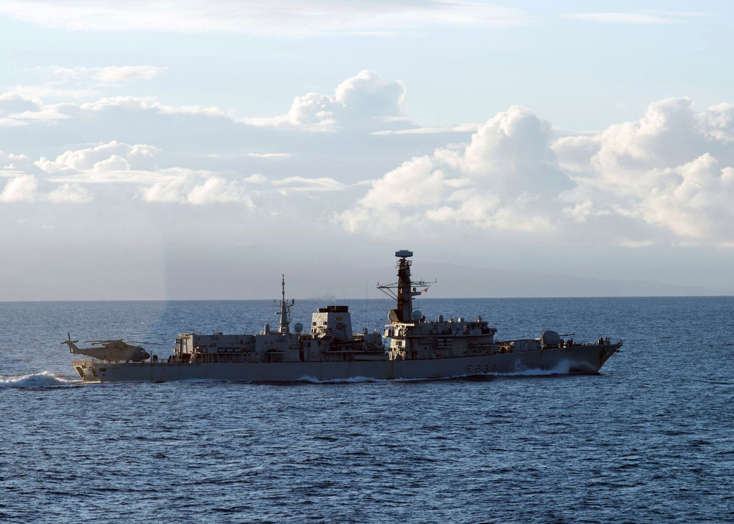 HMS Westminster podczas manewrów "Saxon Warrior 2017" u północnych wybrzeży Szkocji.
