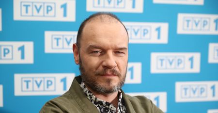 Redbad Klynstra jest dziś szczęśliwy u boku koleżanki z planu