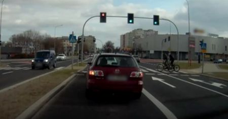 "Aż mnie zmroziło". Niebezpieczny przejazd w oku kamery