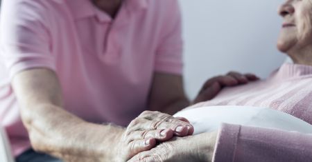 Nie potrafili bez siebie żyć. Zmarli, trzymając się za rękę podczas podwójnej eutanazji