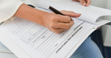 Czy urlop macierzyński wpisać w CV? CV matki – rekruterka obala mit