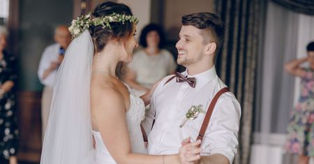 Millenialsi biorą śluby, mimo że ich znajomych nie stać "na talerzyk"