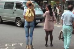 Przyjrzyj się uważnie – to nie jeansy. Tak wyszła na ulicę!