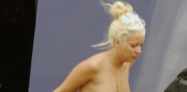 Lily Allen osławiona gołymi piersiami