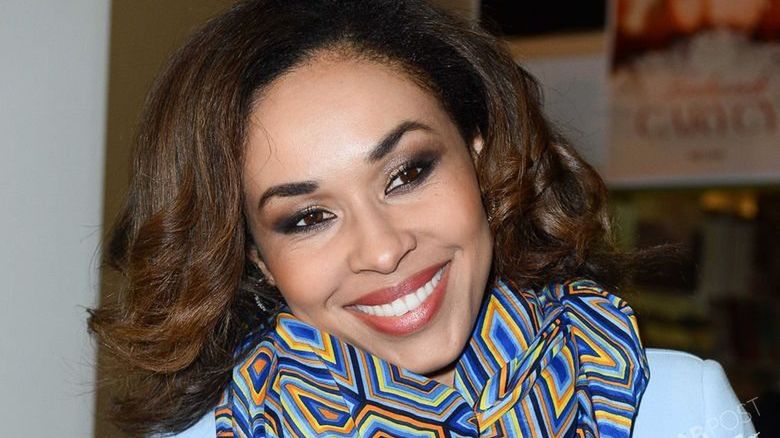 <h2>Omenaa Mensah - jak spędzi święta 2015?</h2>
Dla pogodynki to będą wyjątkowe święta. Gwiazda odwiedzi swoją ukochaną 93-letnią babcię. Niestety, wspólne spotkanie nie potrwa długo, ponieważ Omenaa musi wracać do pracy.
https://www.youtube.com/watch?v=SjNwMlvUq98