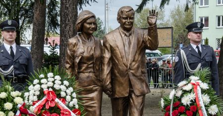 Biała Podlaska. Umieścił baner na pomniku Lecha Kaczyńskiego. Został zatrzymany