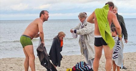 Anna Seniuk z rodziną na plaży w Dębkach