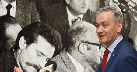 Robert Biedroń z wizytą u Lecha Wałęsy. "Przyszedłem mu podziękować"