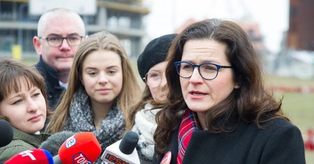 Pomnik ks. Jankowskiego w Gdańsku. Aleksandra Dulkiewicz komentuje zniszczenie