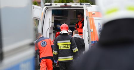 Podpalenie windy w bloku. 11 osób w szpitalu, kilkadziesiąt ewakuowanych