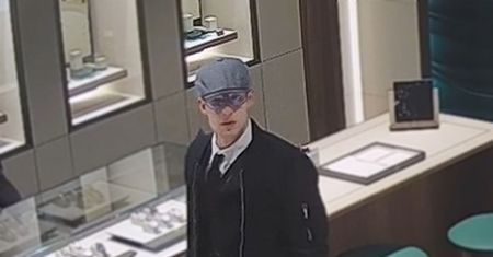 Policja szuka tego mężczyzny. Ukradł w Gdańsku horrendalnie drogi zegarek