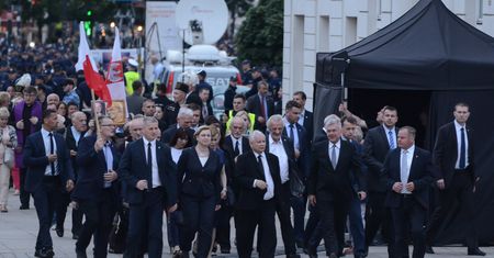 Zagraniczne media o awanturze na Krakowskim Przedmieściu
