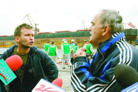 Ekolodzy "zaatakowali z wody" gdańską fabrykę